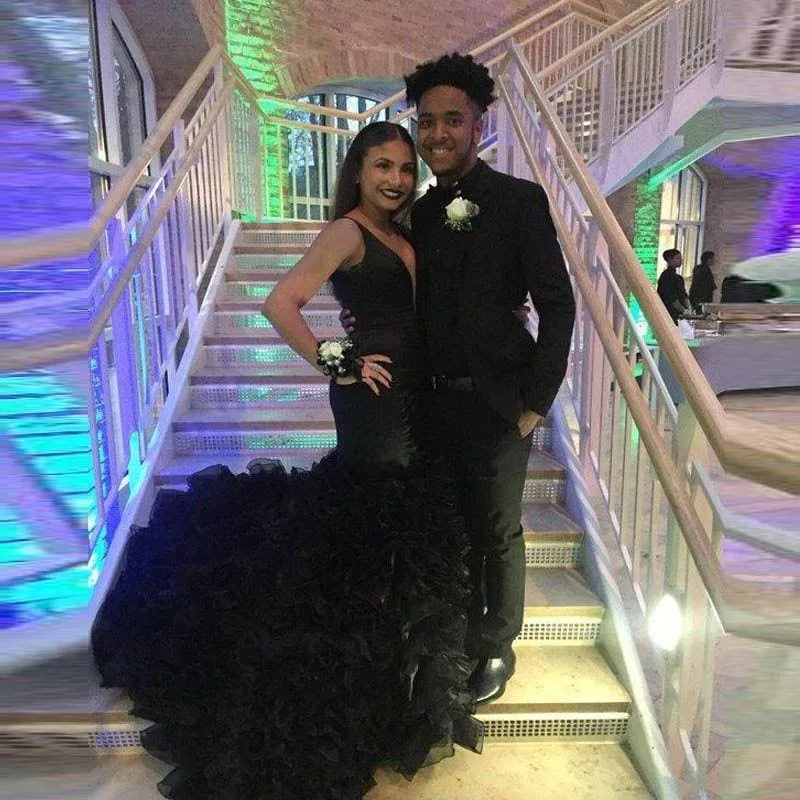 Bridelily Sexy Black Deep-V-Neck Mermaid Sleeveless Prom Dress
